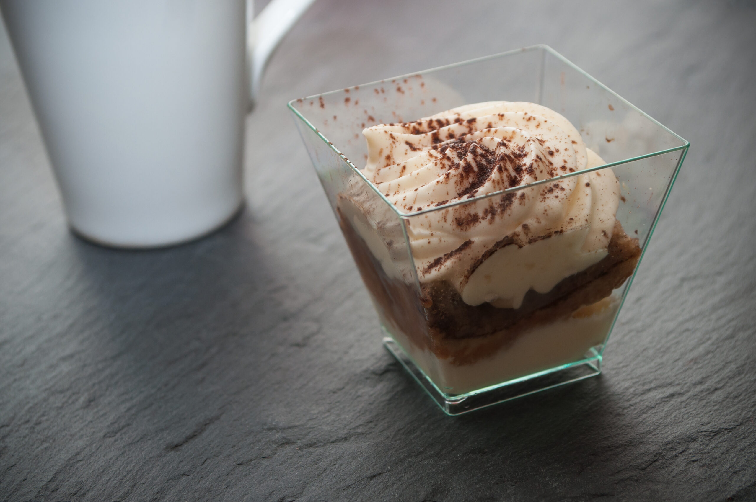 tiramisu dans une verrine  sur ardoise