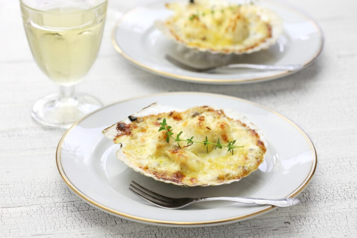 Recette de gratin original noix de Saint-Jacques aux poireaux gratinés au Cantal - recettes-pour-tous.com (1)