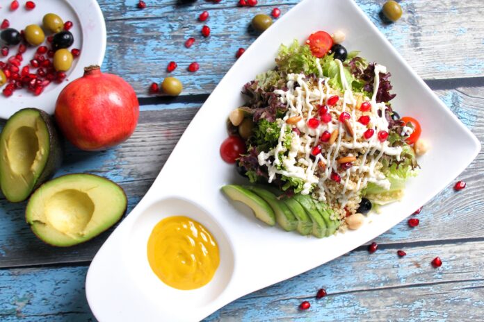Recette idéale pour sportifs salade de quinoa au poulet et à l'avocat
