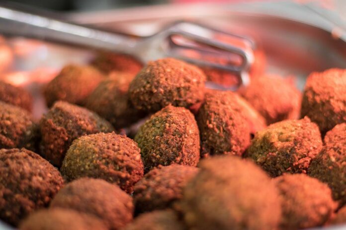 Découvrez 2 recettes que l'on dévore en Israël les falafels et le Schaleth aux pommes