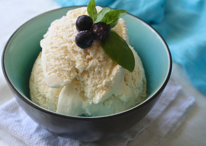 Glace végétalienne à la vanille et au safran