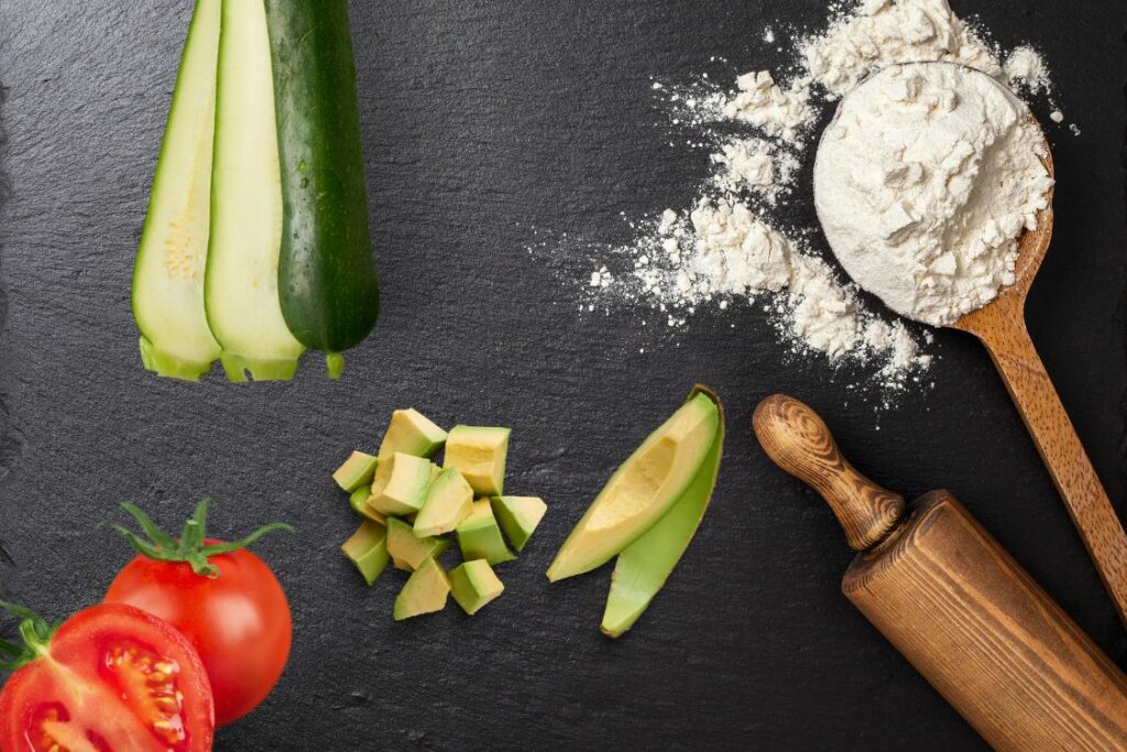 Gaufres salées sans gluten aux courgettes, avocat et tomates confits - recettes-pour-tous.com