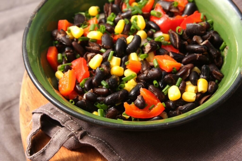 recettes-pour-tous.com-SPORTIF ET VEGAN 3 recettes de salade végétarienne protéinée-Salade aux haricots noirs