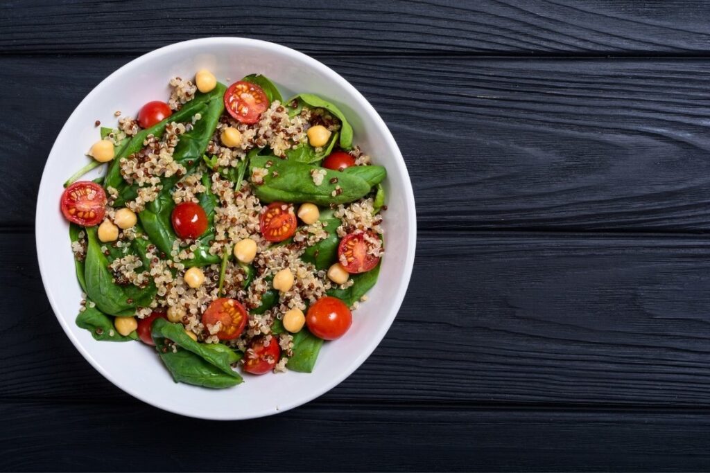 recettes-pour-tous.com-SPORTIF ET VEGAN 3 recettes de salade végétarienne protéinée-Salade de quinoa