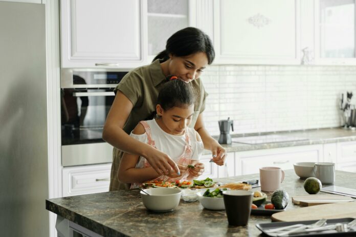 nous donnerons quelques conseils et stratégies pour familiariser votre enfant à la cuisine et transformer cette activité en un jeu amusant et instructif.