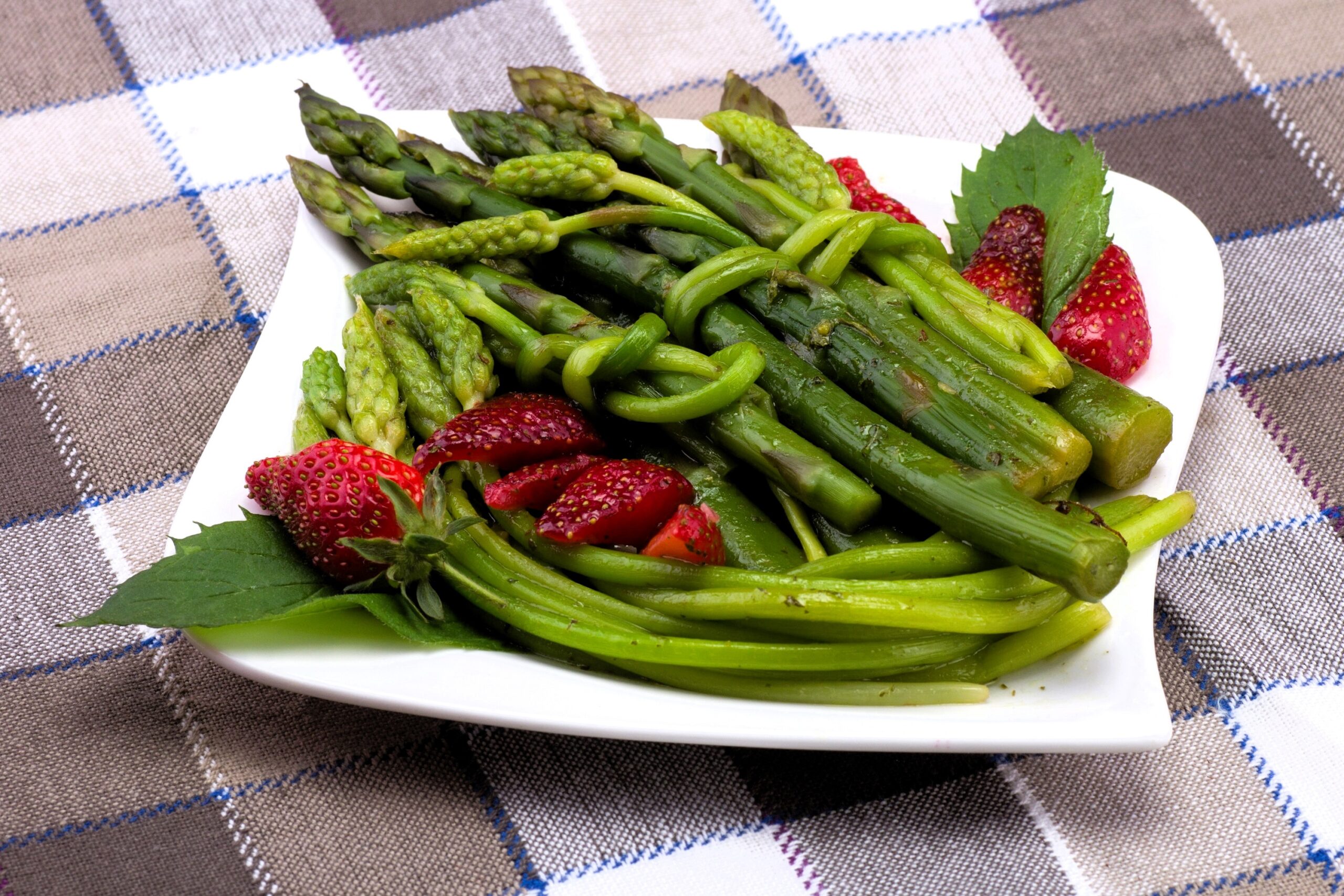 Asperges et fraises