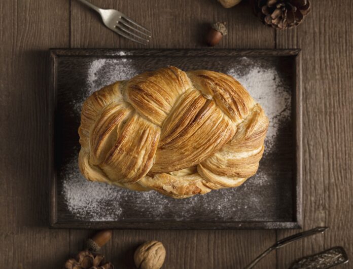 recettes-pour-tous_Brioche aux streusels rapide et croustillante_top-view-delicious-homemade-cake-ready-be-served Brioche aux streusels