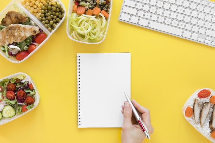 recettes-pour-tous_Préparer la semaine avec des repas rapides et anti-gaspillage_close-up-hand-with-notebook repas rapides semaine