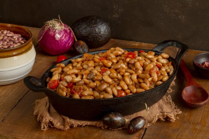 recettes-pour-tous_Cassoulet - la guerre ancestrale des trois villes occitanes_high-angle-chilli-beans-tray Cassoulet