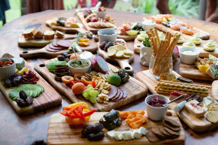recettes-pour-tous_Les assiettes picorages pourquoi les familles changent leurs habitudes à table_samantha-fields-7GpunGD2Ws0-unsplash assiettes picorages