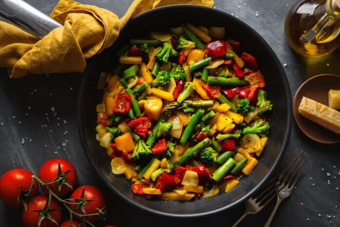 Préparation d'un succulent sauté végétalien, simple, vibrant et délicieux sauté végétalien