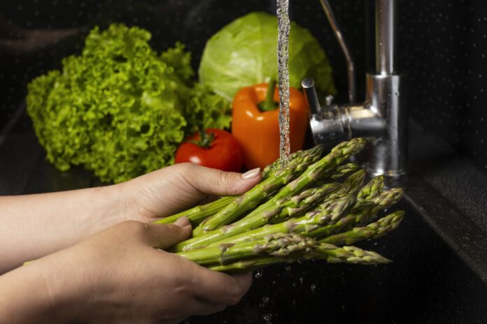 recettes-pour-tous_Retour des courses les cinq minutes qui changent toute votre semaine en cuisine_arrangement-healthy-food-being-washed Retour des courses