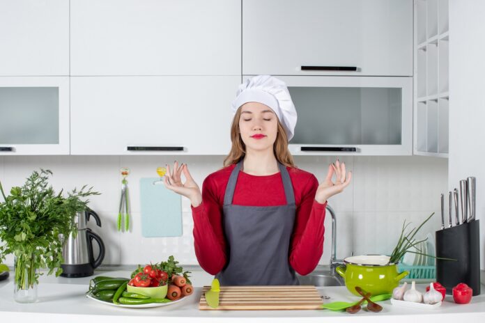recettes-pour-tous_Cuisiner sans recette, comment libérer votre cuisine intuitive cet été_front-view-young-woman-apron-meditating